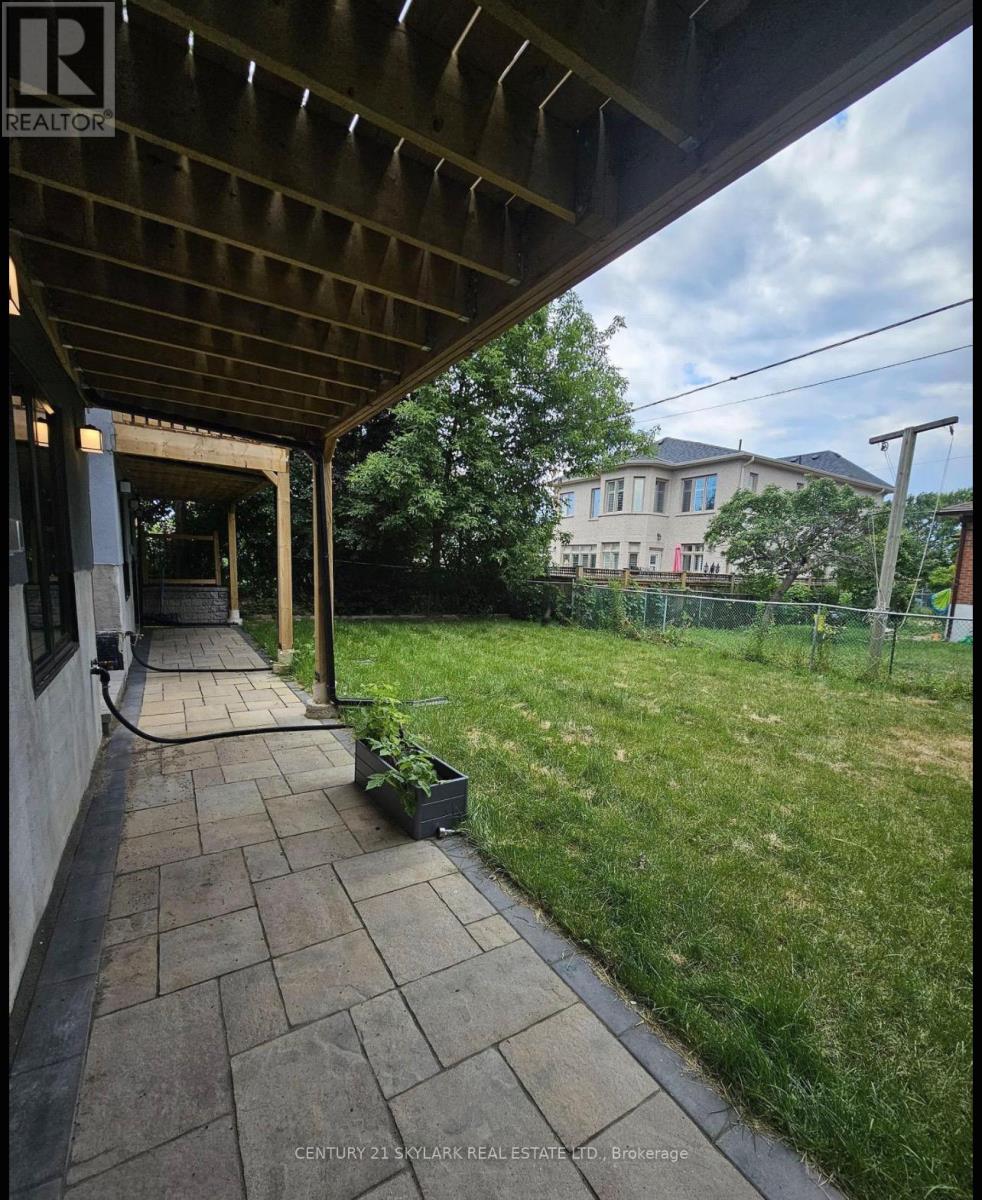 574 B Pharmacy Ave Avenue, Toronto (Clairlea-Birchmount), Ontario  M1L 3G9 - Photo 14 - E12598462