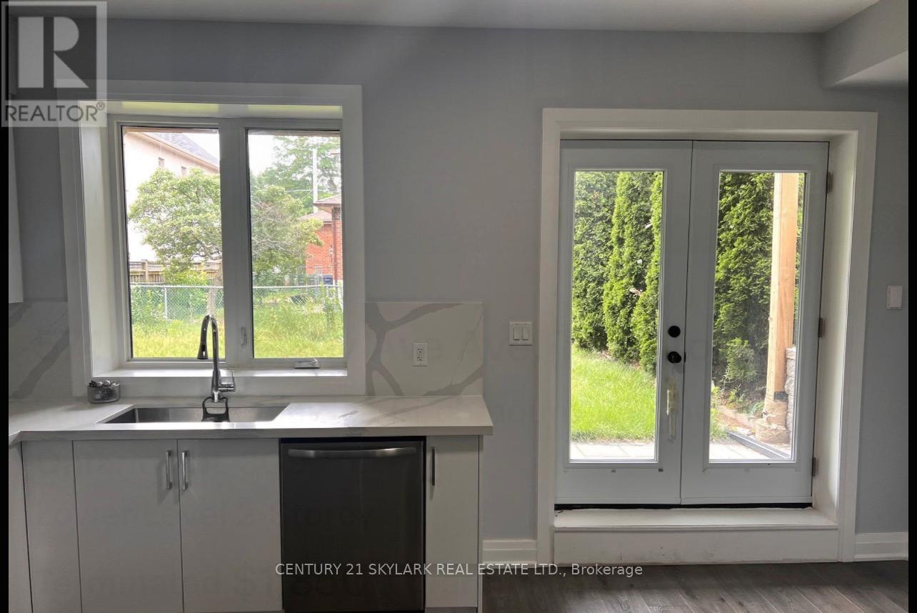 574 B Pharmacy Ave Avenue, Toronto (Clairlea-Birchmount), Ontario  M1L 3G9 - Photo 5 - E12598462