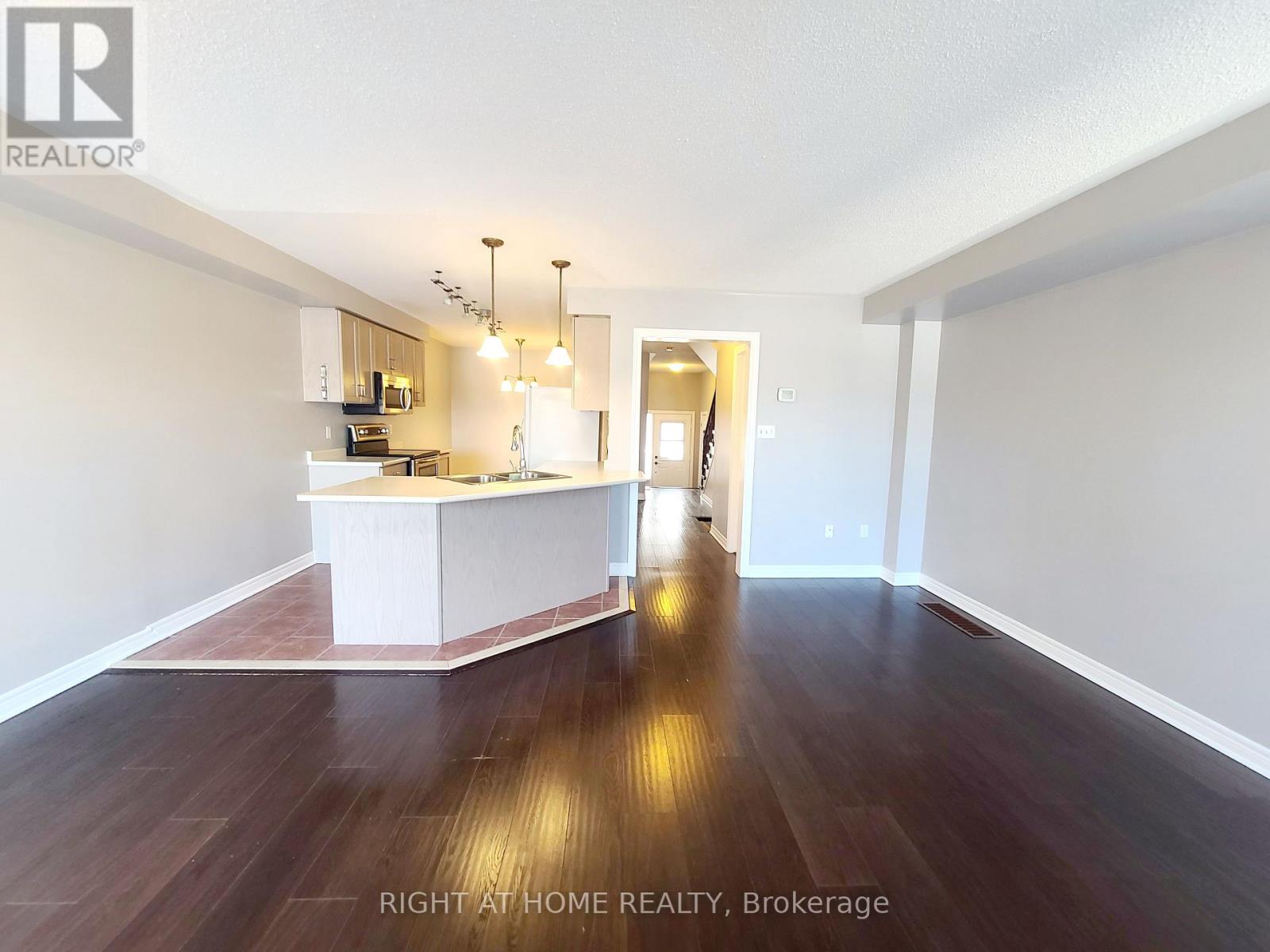 99 Snedden Avenue, Aurora, Ontario  L4G 7K9 - Photo 2 - N12598282