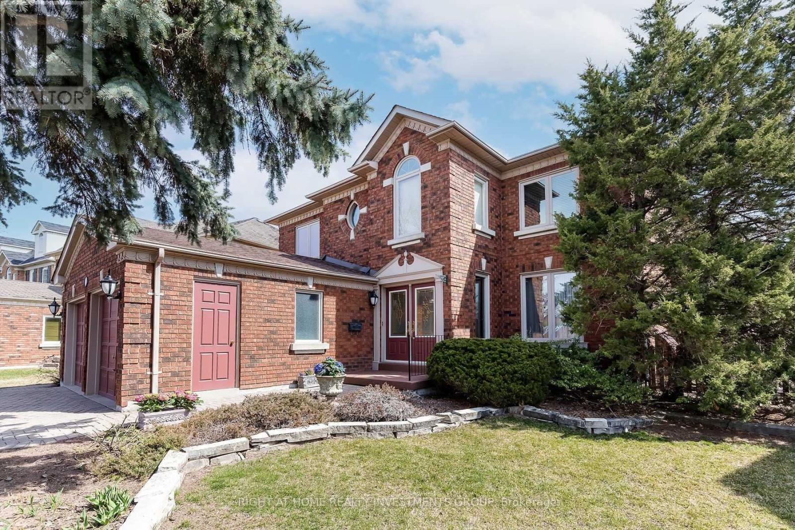5 Falkland Place, Richmond Hill, Ontario  L4C 9P3 - Photo 2 - N12598450