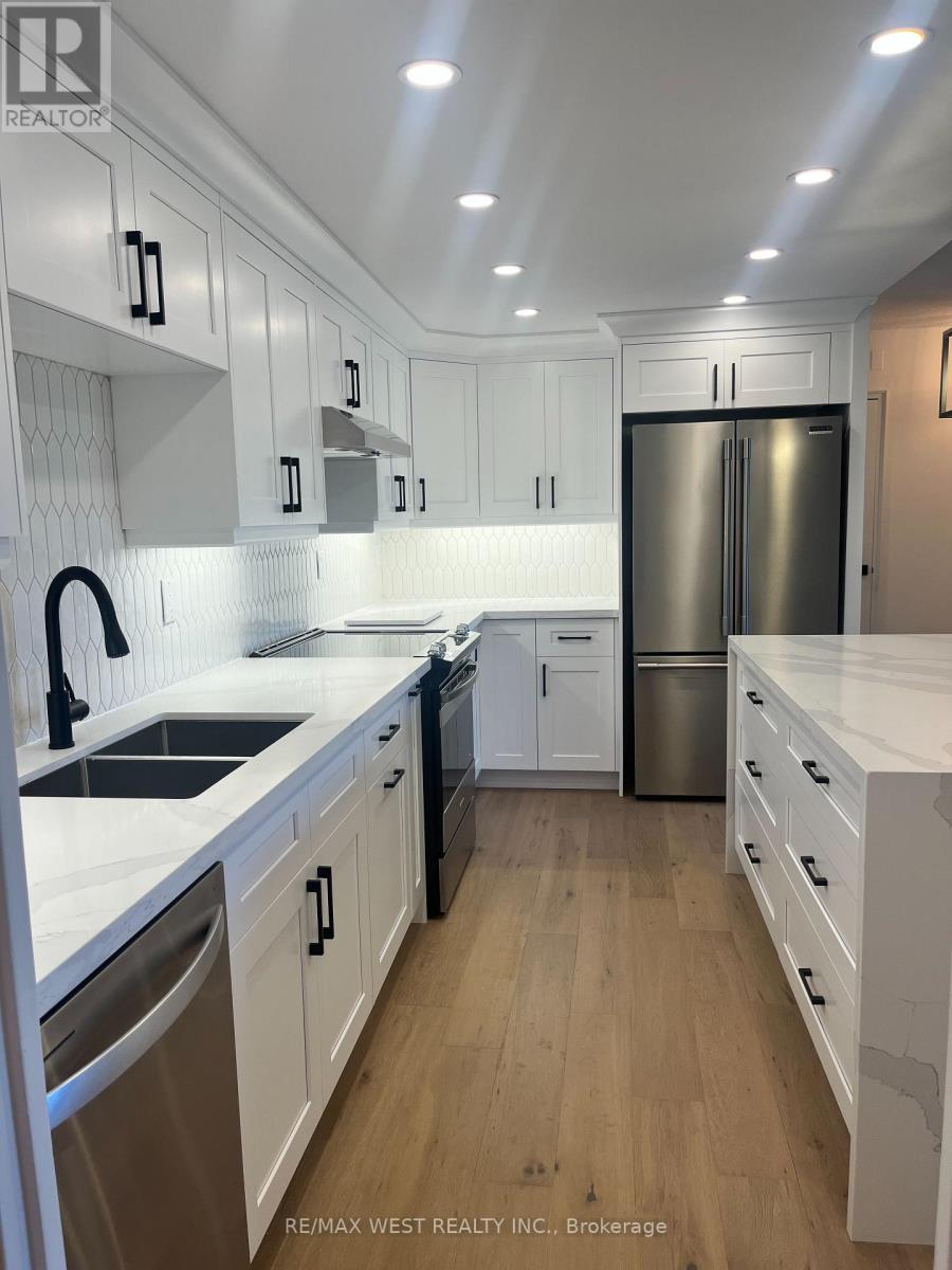 304 - 1535 Lakeshore Road E, Mississauga, Ontario  L5E 3E2 - Photo 3 - W12598318