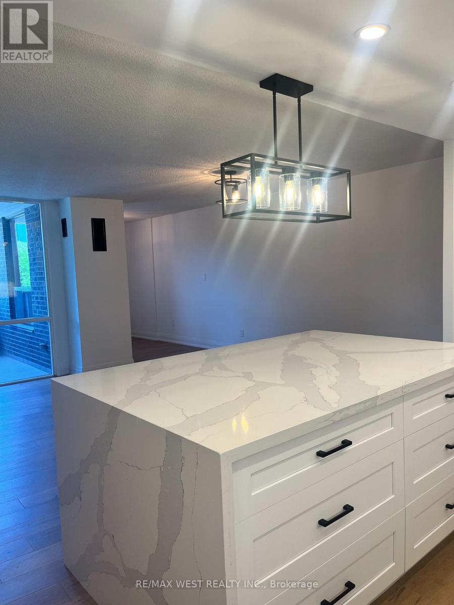 304 - 1535 Lakeshore Road E, Mississauga, Ontario  L5E 3E2 - Photo 5 - W12598318