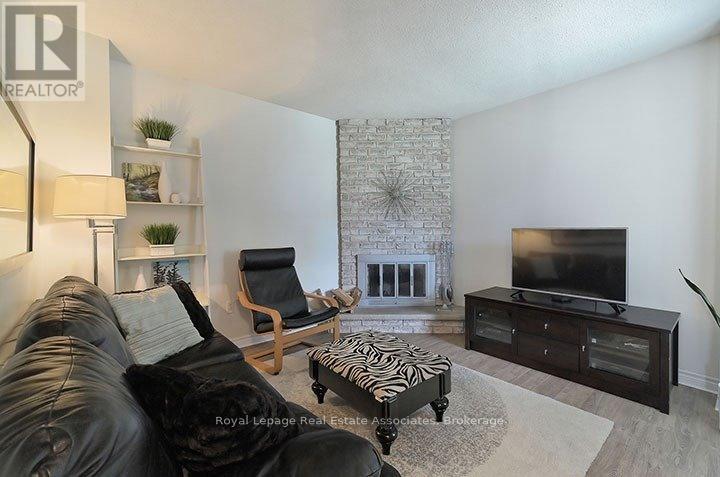 4302 Shelby Crescent, Mississauga, Ontario  L4W 3T3 - Photo 3 - W12598330