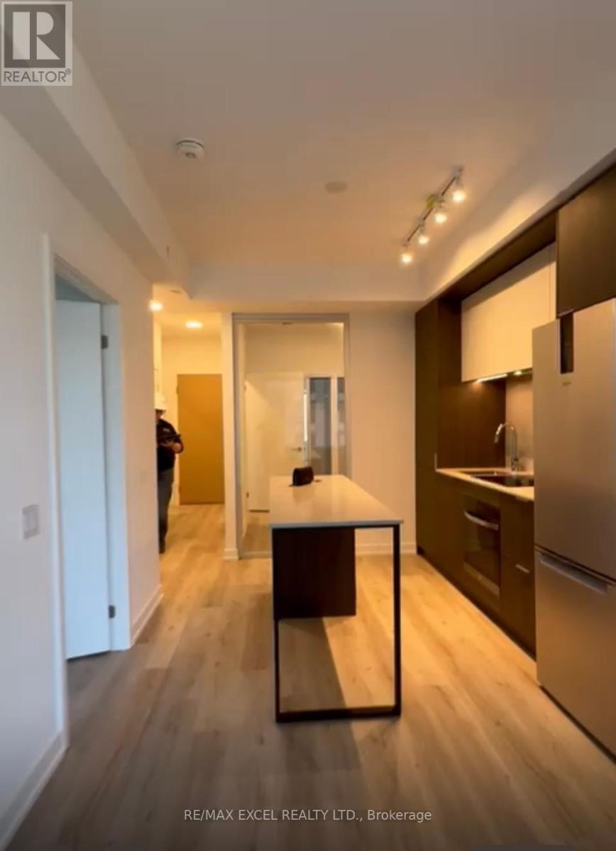 1007 - 395 Square One Drive, Mississauga, Ontario  L5B 0P6 - Photo 6 - W12598428