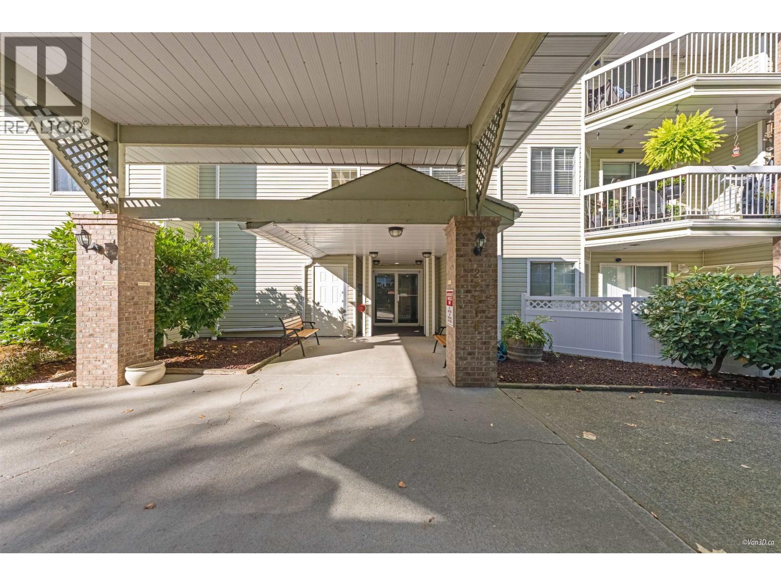 215 22514 116th Avenue, Maple Ridge, British Columbia V2X 0N8 - Photo 2 - R3071877