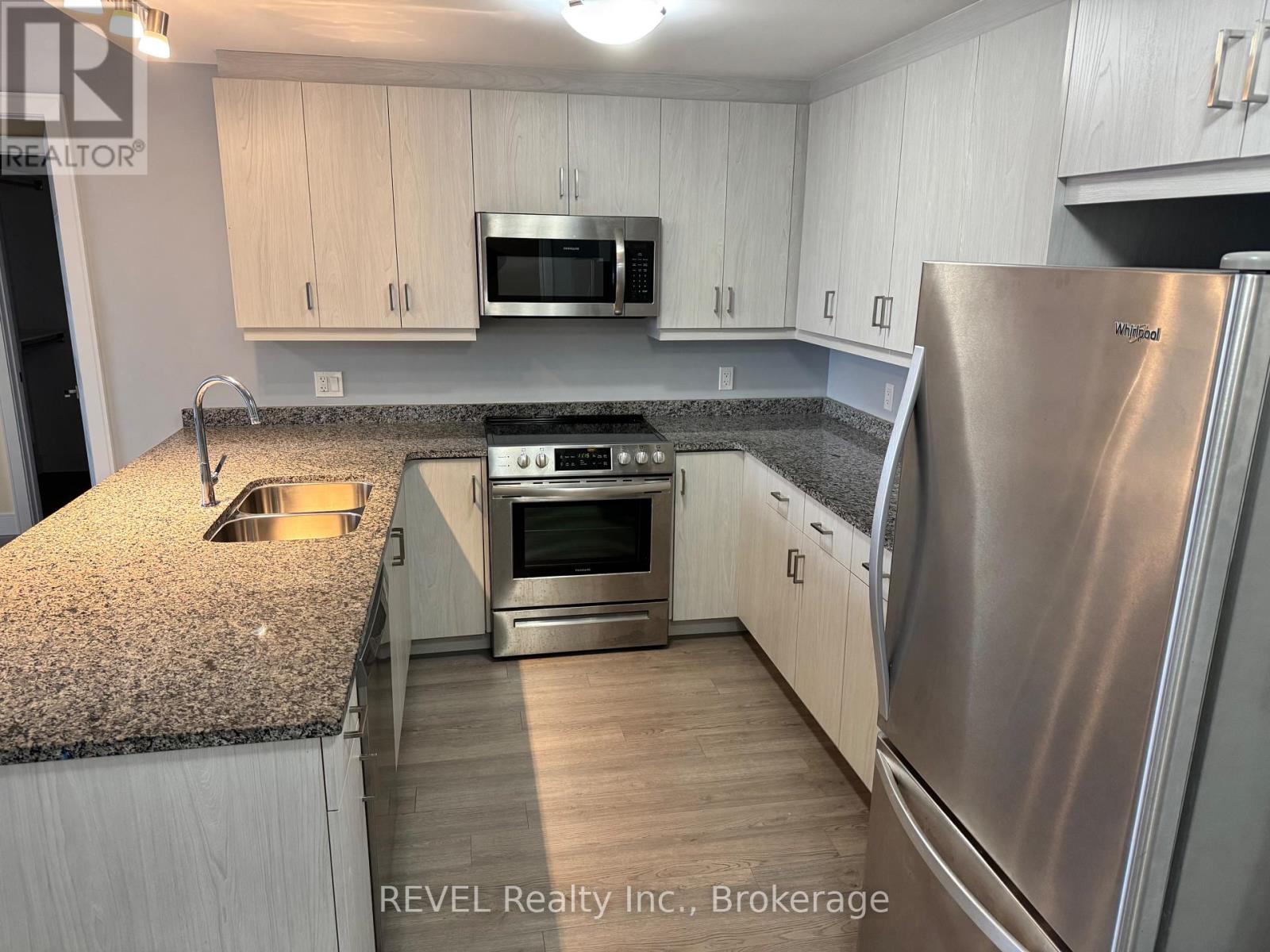 304 - 300g Fourth Avenue, St. Catharines, Ontario  L2S 0E6 - Photo 5 - X12522970