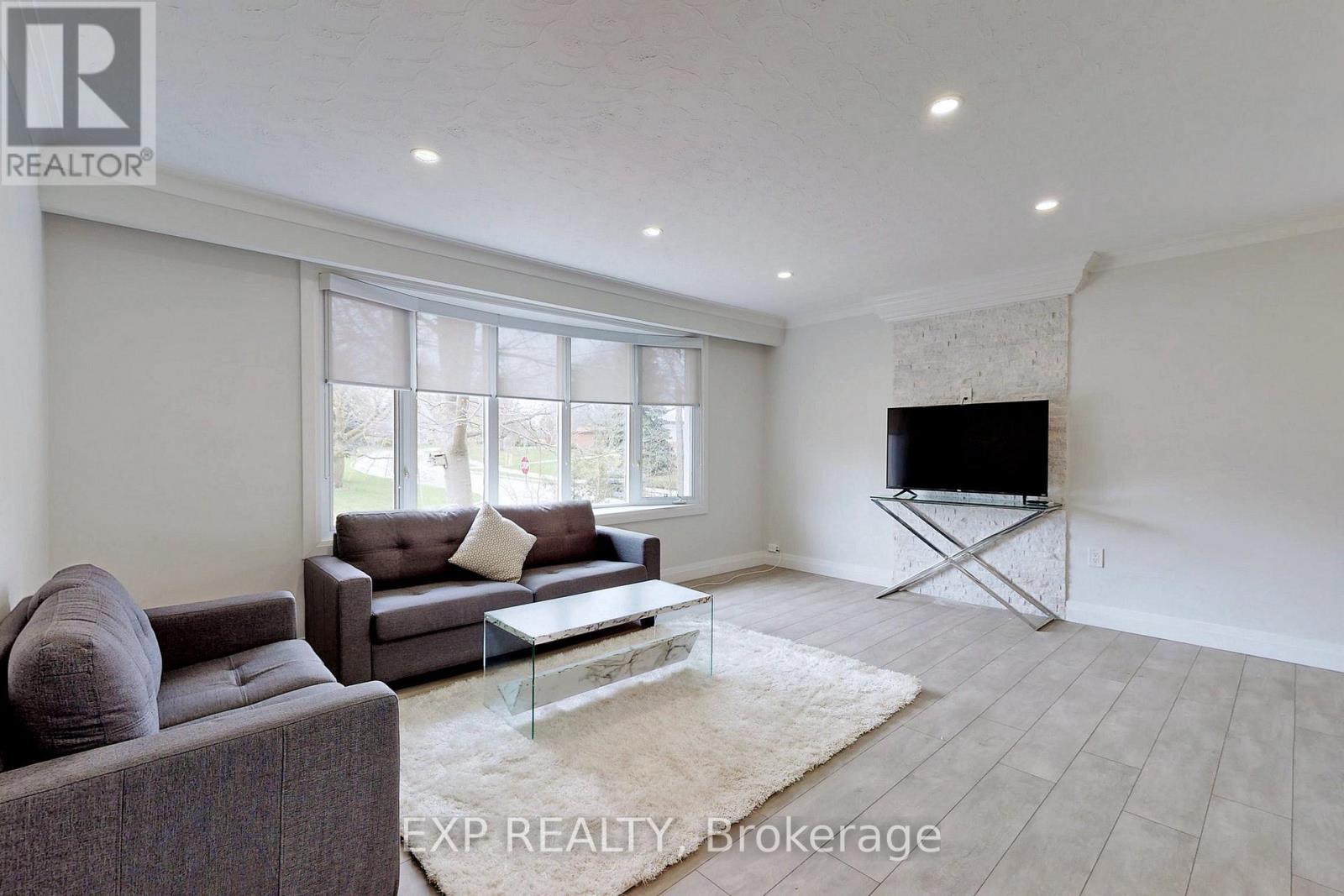 Main - 9 Silverview Drive, Toronto, Ontario  M2M 2B2 - Photo 3 - C12598522