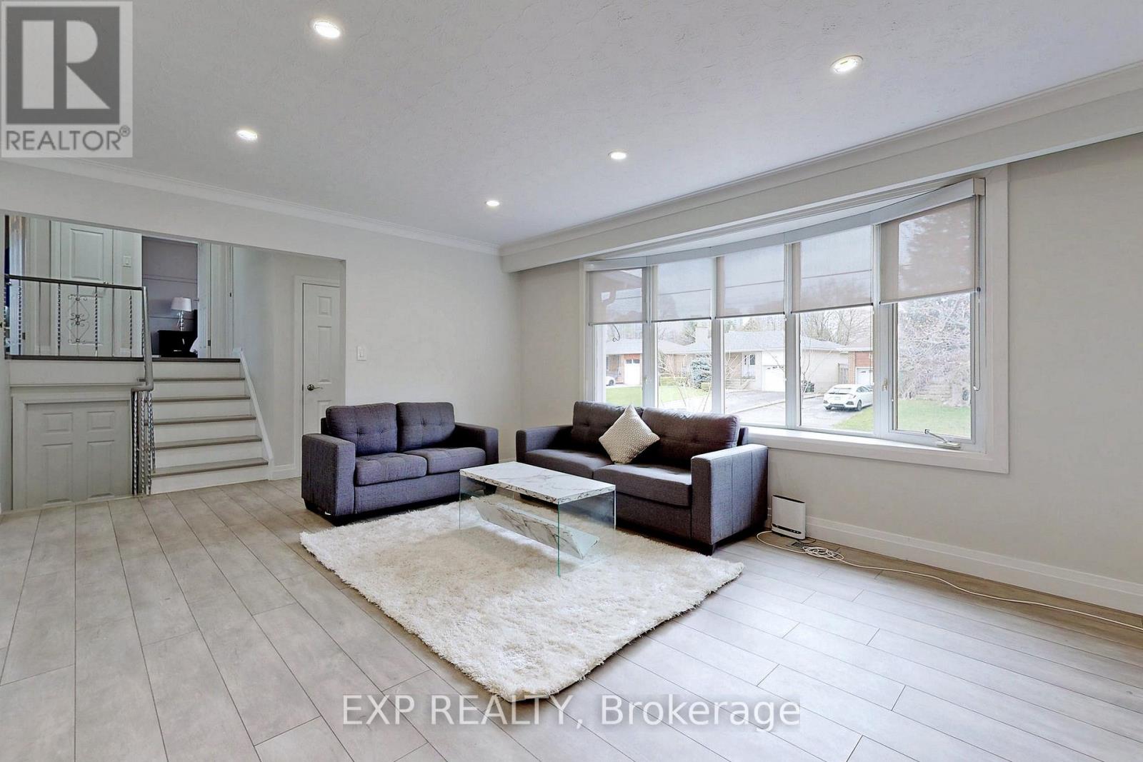 Main - 9 Silverview Drive, Toronto, Ontario  M2M 2B2 - Photo 4 - C12598522