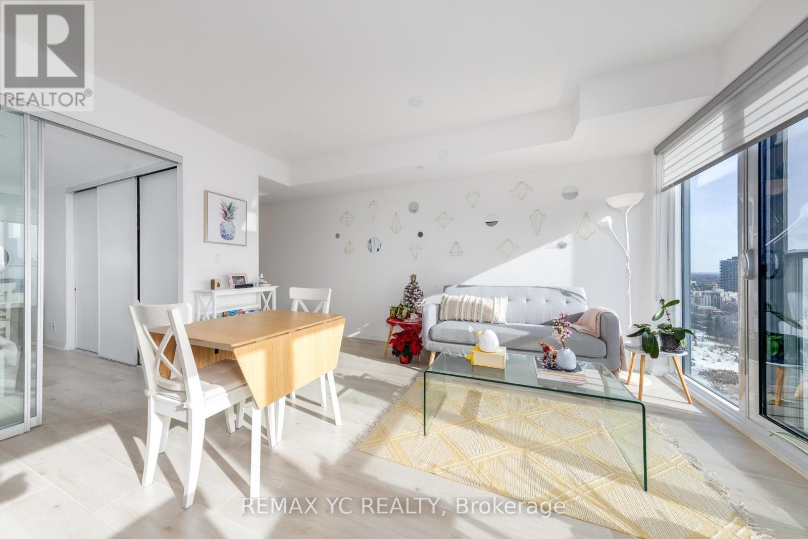 1811 - 99 Foxbar Road, Toronto, Ontario  M4V 0B2 - Photo 4 - C12598550