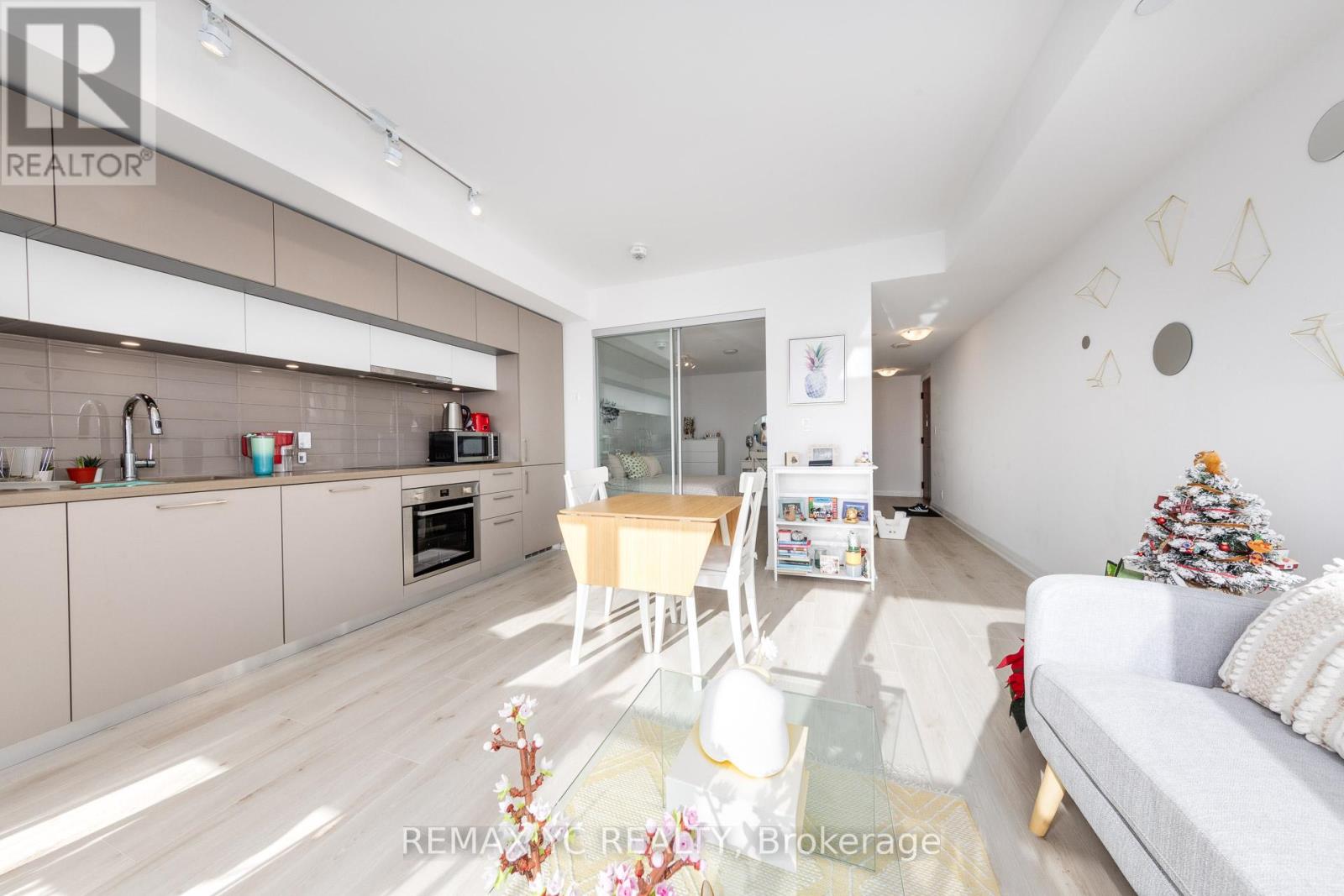 1811 - 99 Foxbar Road, Toronto, Ontario  M4V 0B2 - Photo 5 - C12598550