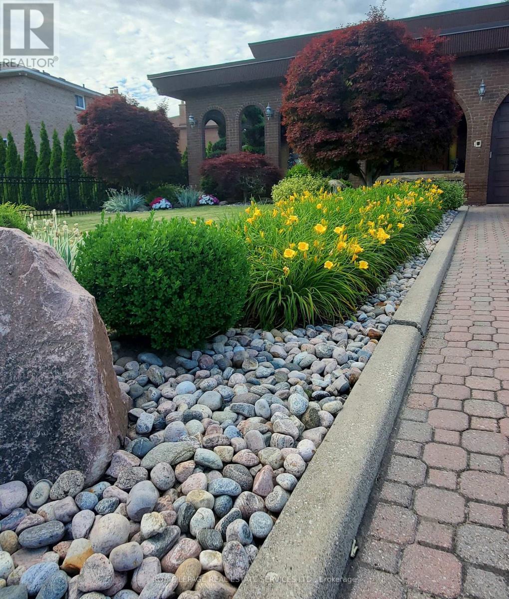 44 Wigwoss Drive, Vaughan, Ontario  L4L 2P8 - Photo 2 - N12598496