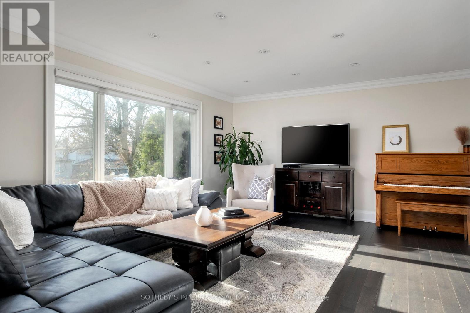 36 Shieldmark Crescent, Markham, Ontario  L3T 3T5 - Photo 4 - N12598554