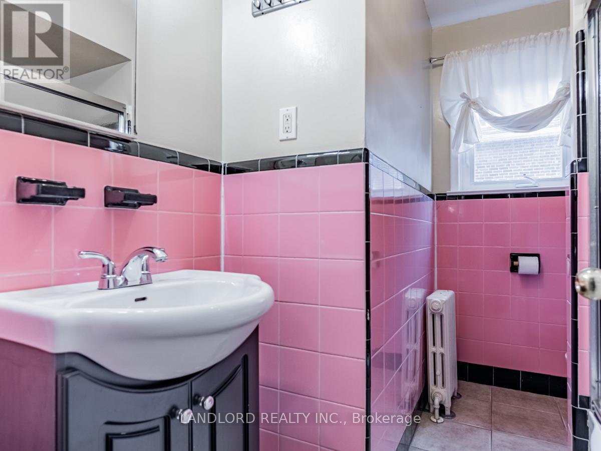 Main - 65 Fairfield Avenue, Toronto, Ontario  M8W 1R6 - Photo 9 - W12598566