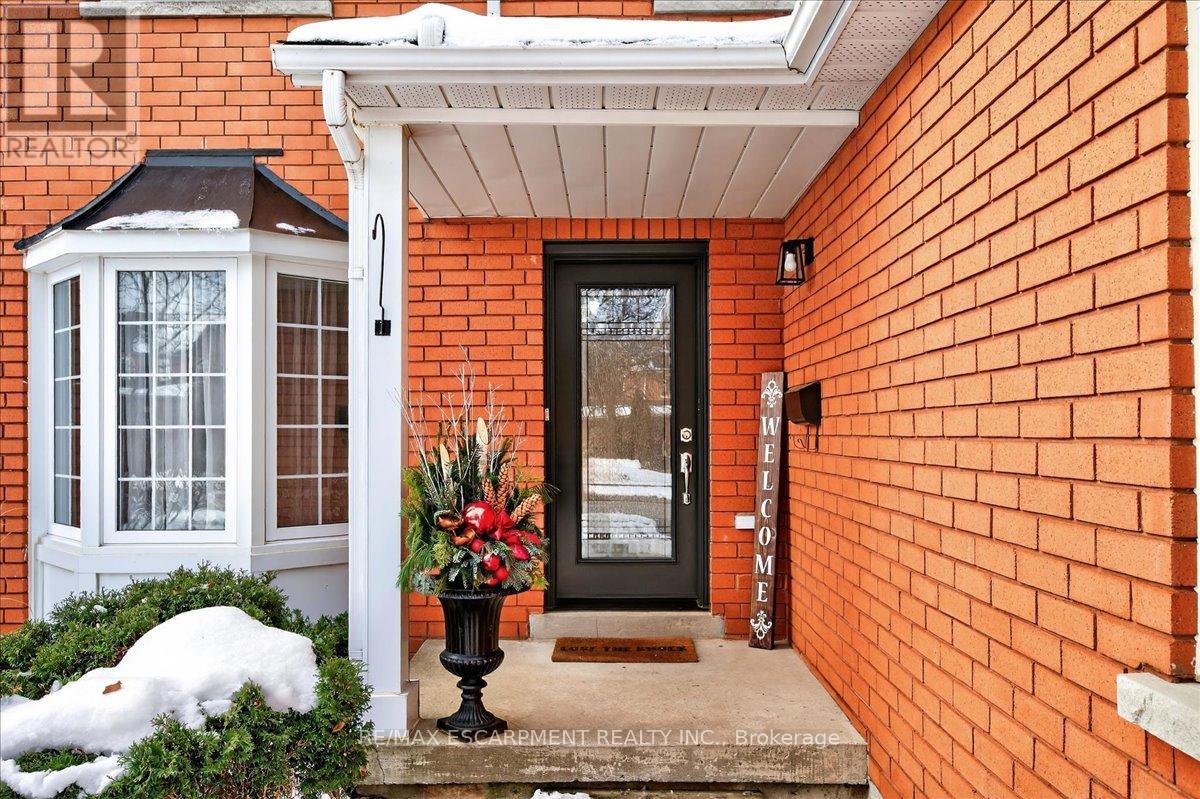 71 Royaledge Way, Hamilton, Ontario  L8B 0H4 - Photo 10 - X12598508