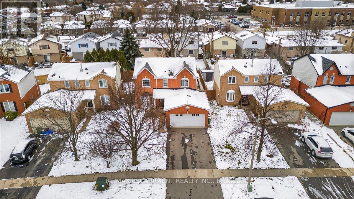 71 Royaledge Way, Hamilton, Ontario  L8B 0H4 - Photo 4 - X12598508