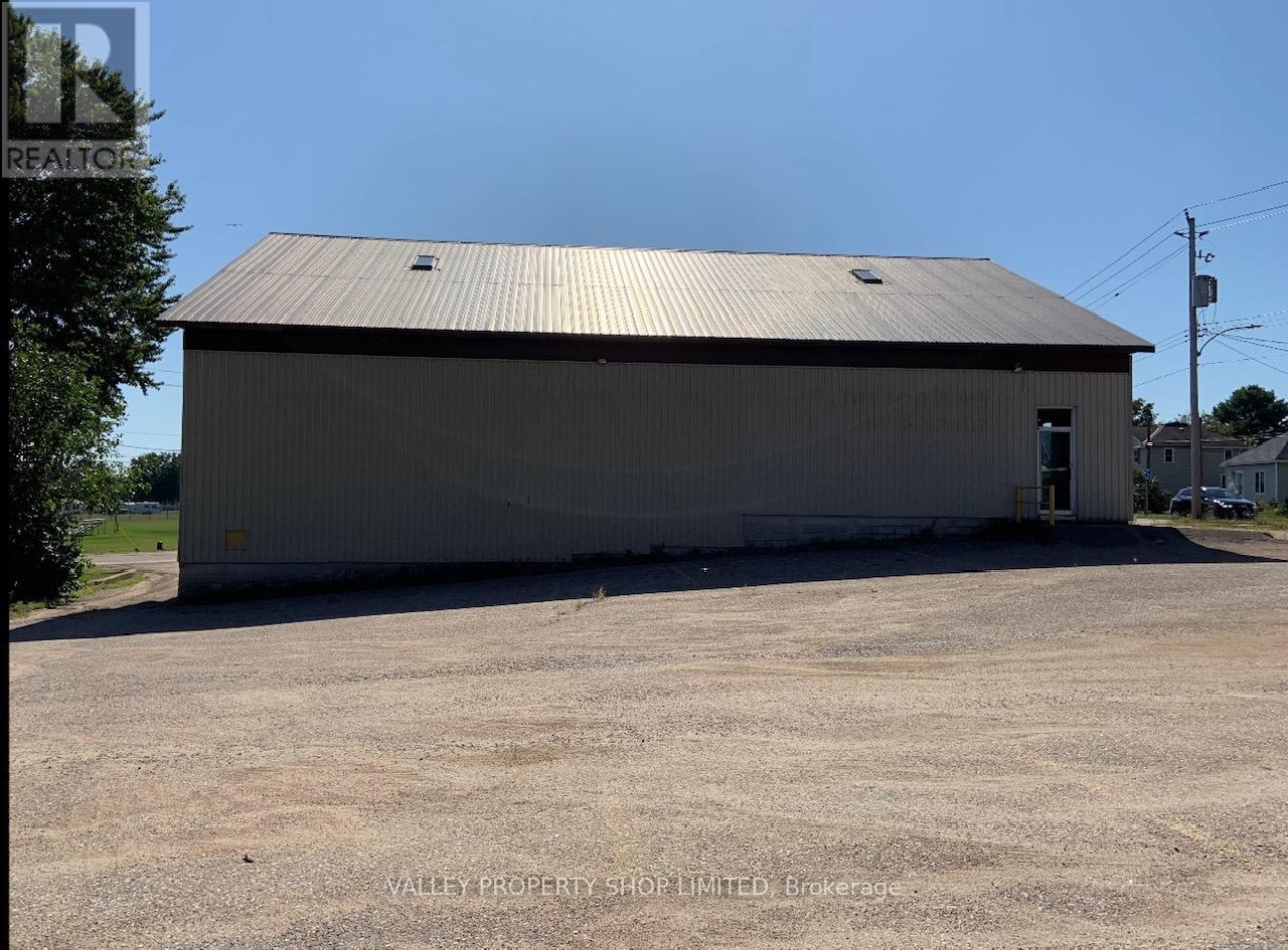 1043 Pembroke Street W, Pembroke, Ontario K8A 5R3 - Photo 2 - X12598752