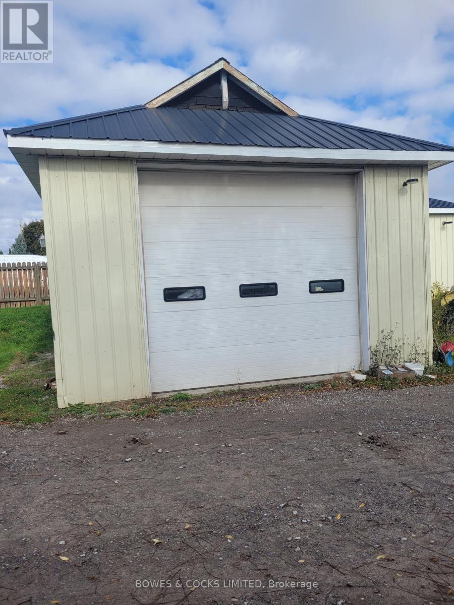 200 Lindsay Street S, Kawartha Lakes, Ontario K9V 2N3 - Photo 3 - X12479167