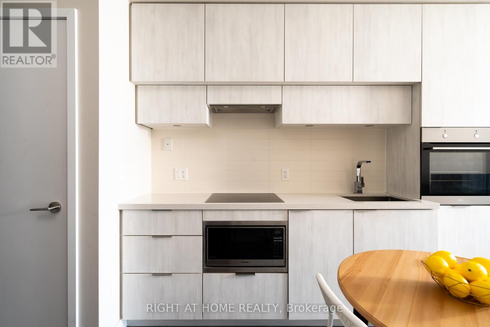 5703 - 8 Eglinton Avenue E, Toronto, Ontario  M4P 0C1 - Photo 7 - C12598700