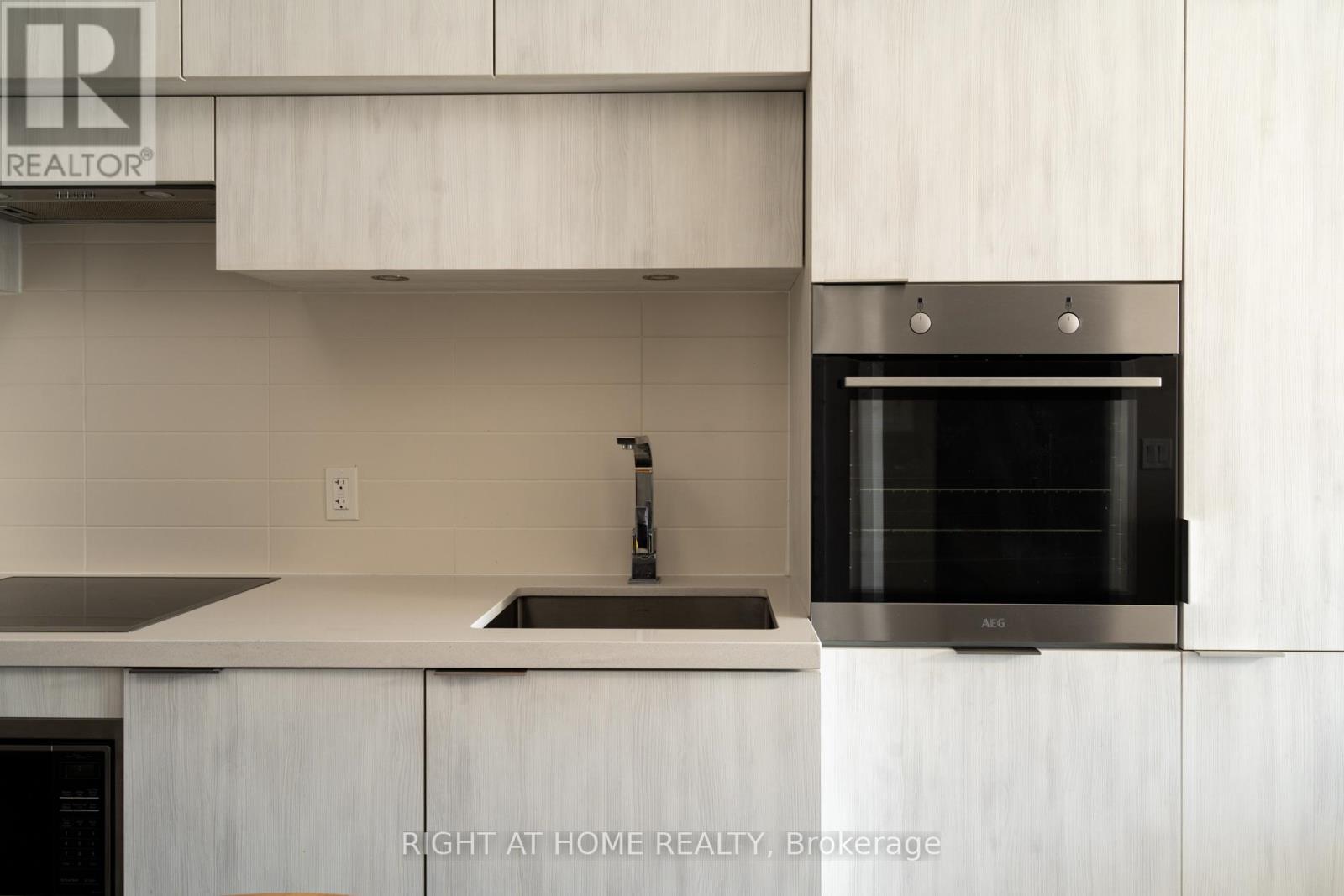 5703 - 8 Eglinton Avenue E, Toronto, Ontario  M4P 0C1 - Photo 9 - C12598700