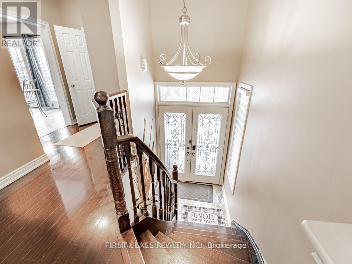 8 Mastwood Crescent, Toronto, Ontario  M1C 0B4 - Photo 4 - E12598744