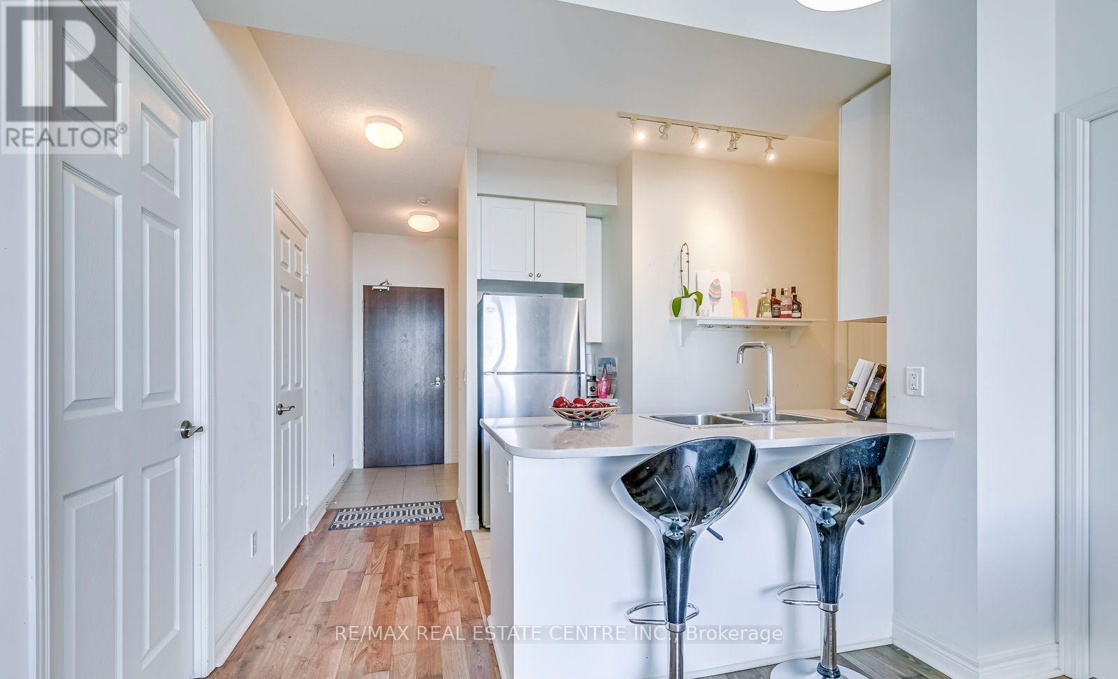 601 - 339 Rathburn Road W, Mississauga, Ontario L5B 0K6 - Photo 4 - W12598734