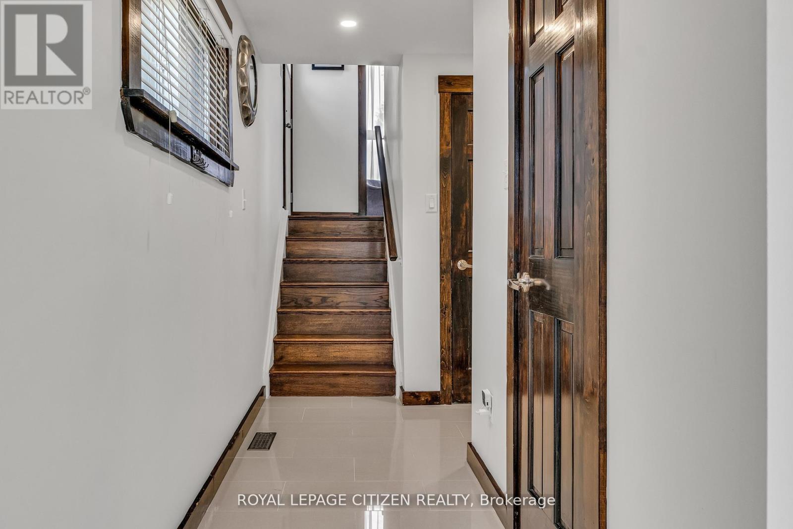 7567 Wildfern Drive, Mississauga, Ontario  L4T 3P7 - Photo 2 - W12598808