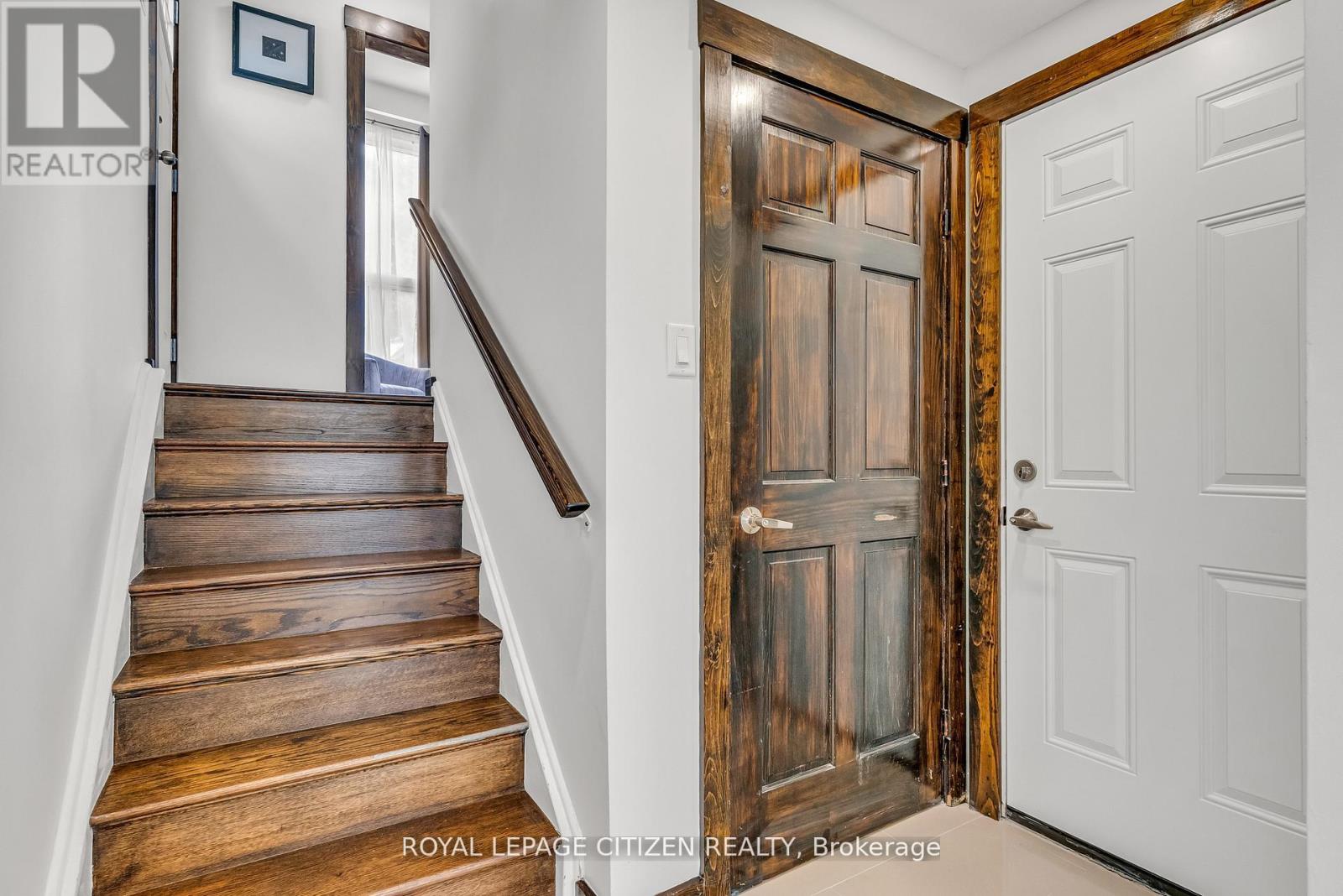 7567 Wildfern Drive, Mississauga, Ontario  L4T 3P7 - Photo 3 - W12598808