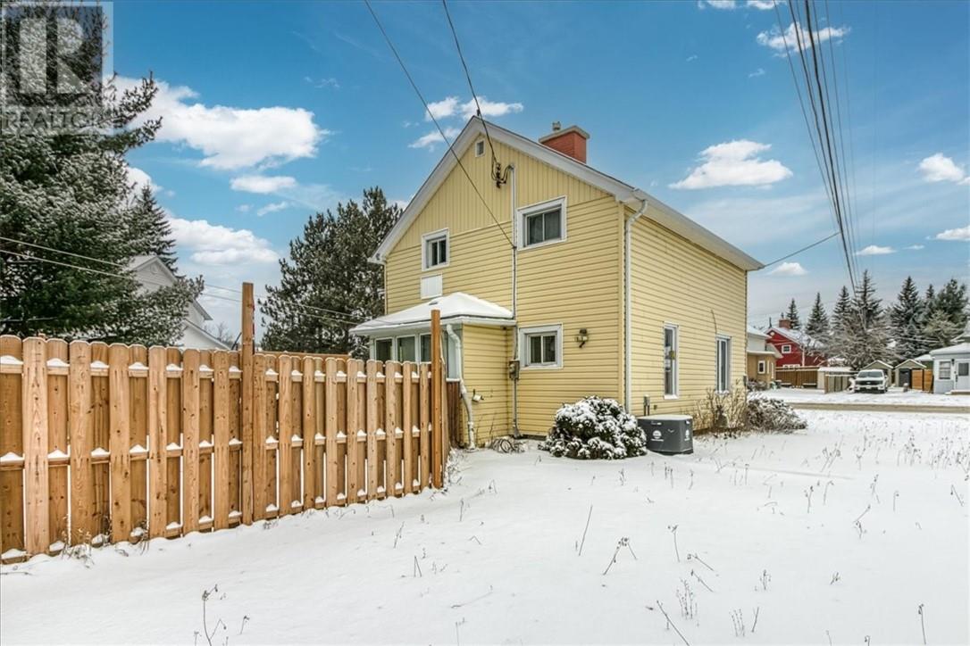 4 Balsam Street, Copper Cliff, Ontario  P0M 1N0 - Photo 2 - 2125824