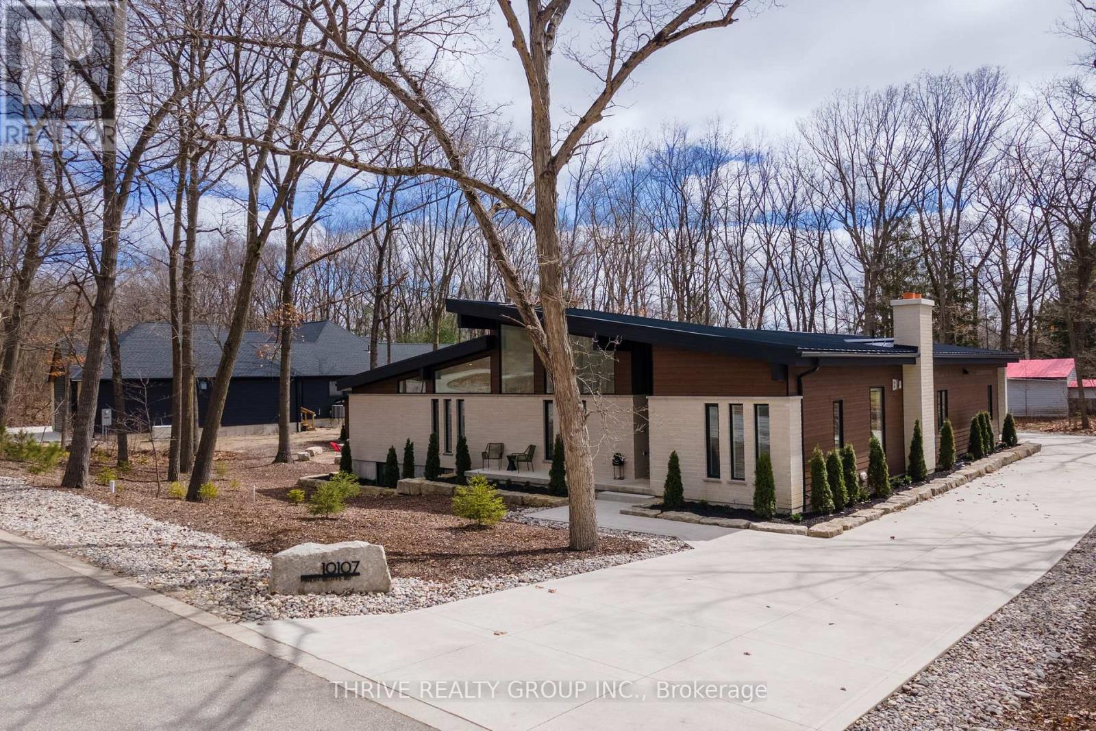 10107 Pinery Bluffs Road, Lambton Shores, Ontario  N0M 1T0 - Photo 2 - X12598934