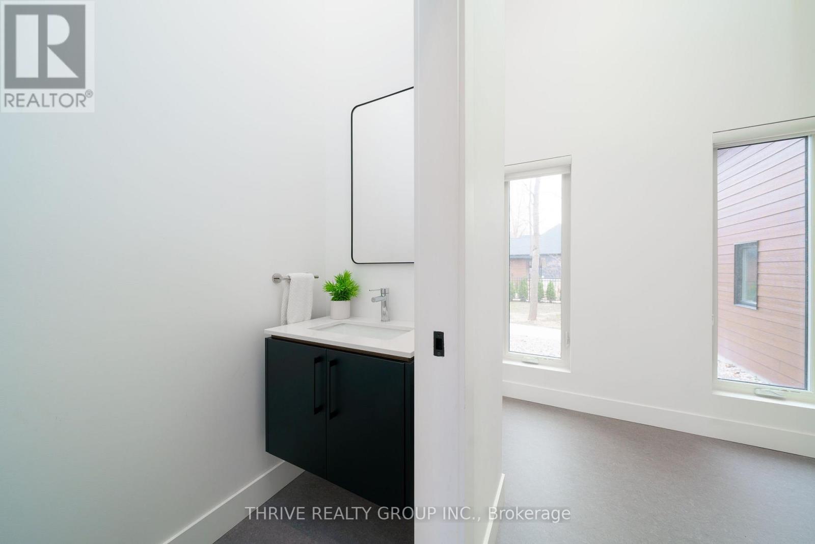 10107 Pinery Bluffs Road, Lambton Shores, Ontario  N0M 1T0 - Photo 26 - X12598934