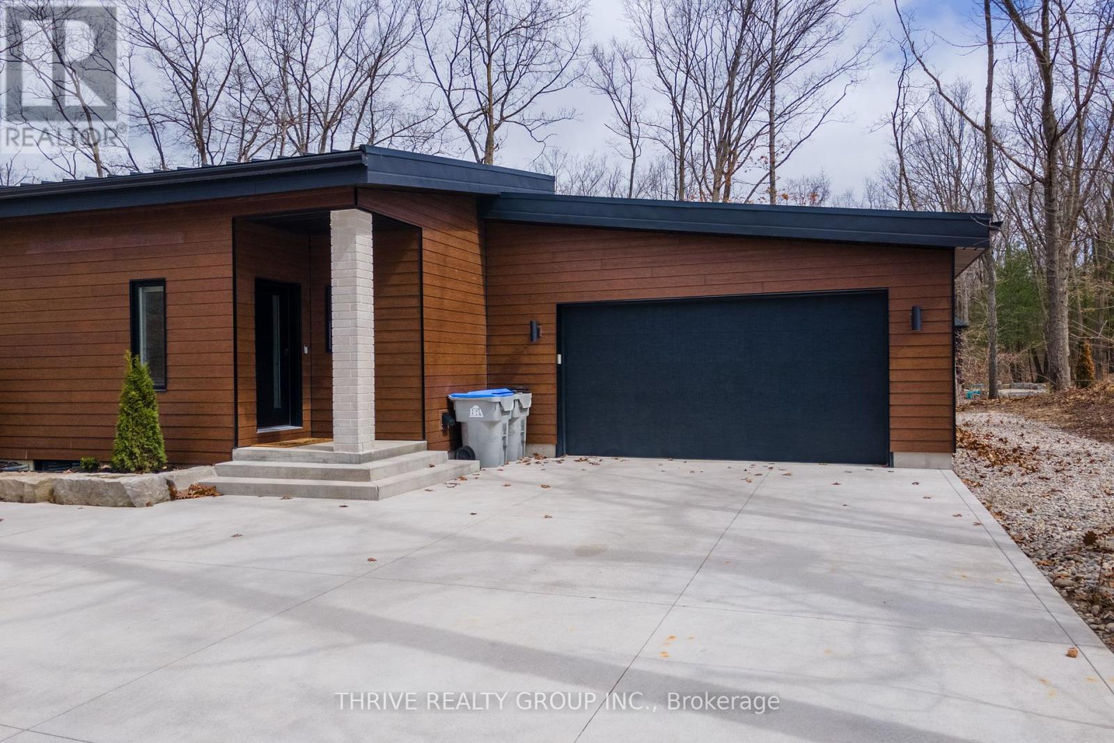 10107 Pinery Bluffs Road, Lambton Shores, Ontario  N0M 1T0 - Photo 4 - X12598934