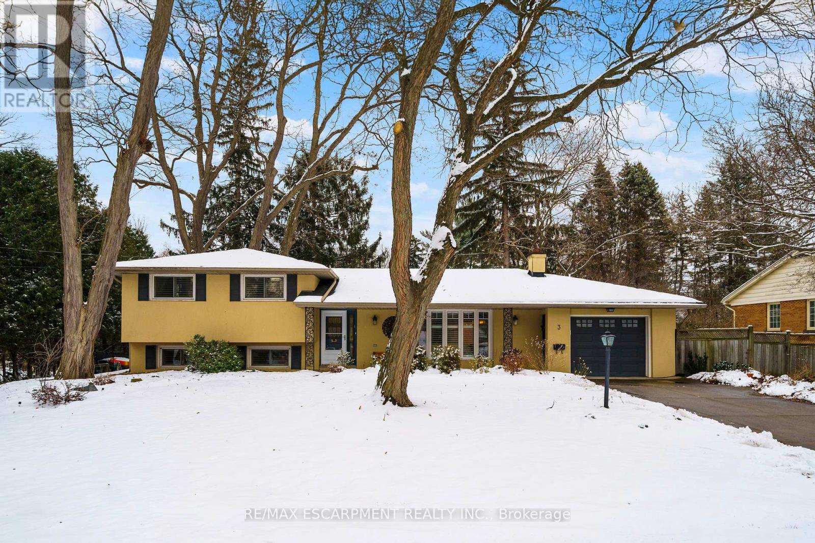 3 Hatfield Place, Hamilton, Ontario  L9H 4J7 - Photo 1 - X12598822