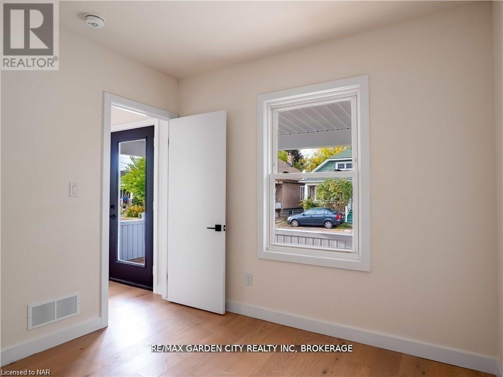 98 Pleasant Avenue, St. Catharines, Ontario  L2R 1Y1 - Photo 5 - X12598846