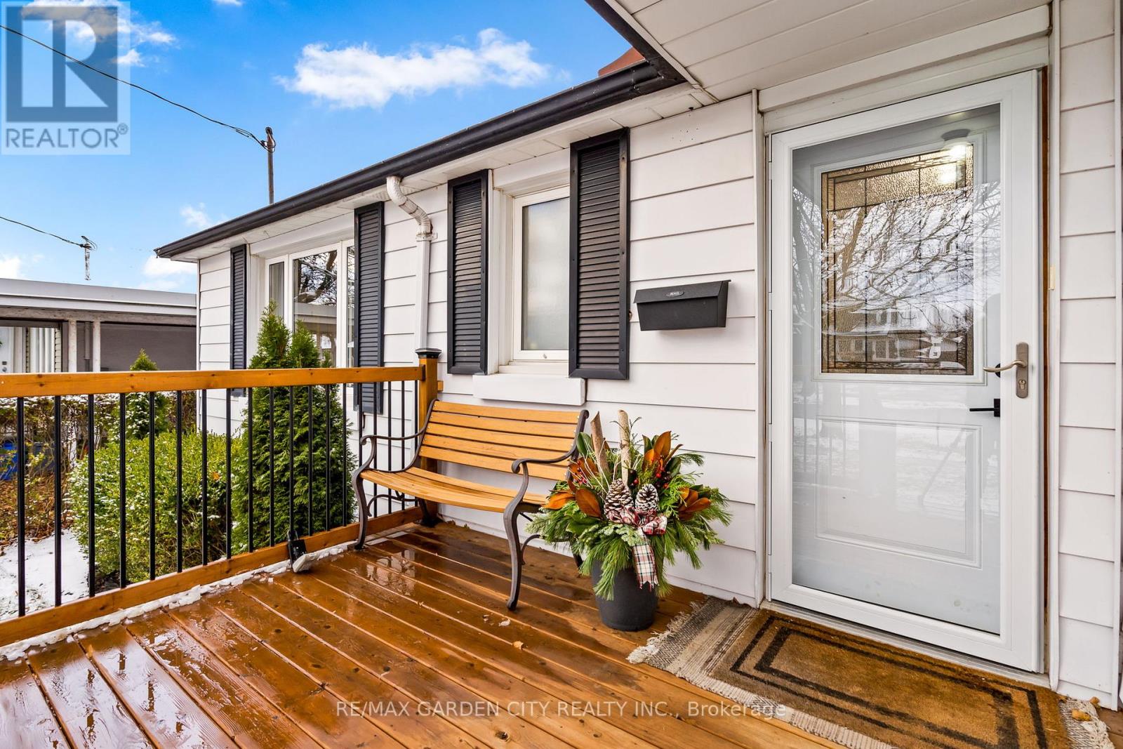 12 Nello Street, St. Catharines (Fairview), Ontario  L2N 1G6 - Photo 2 - X12598858