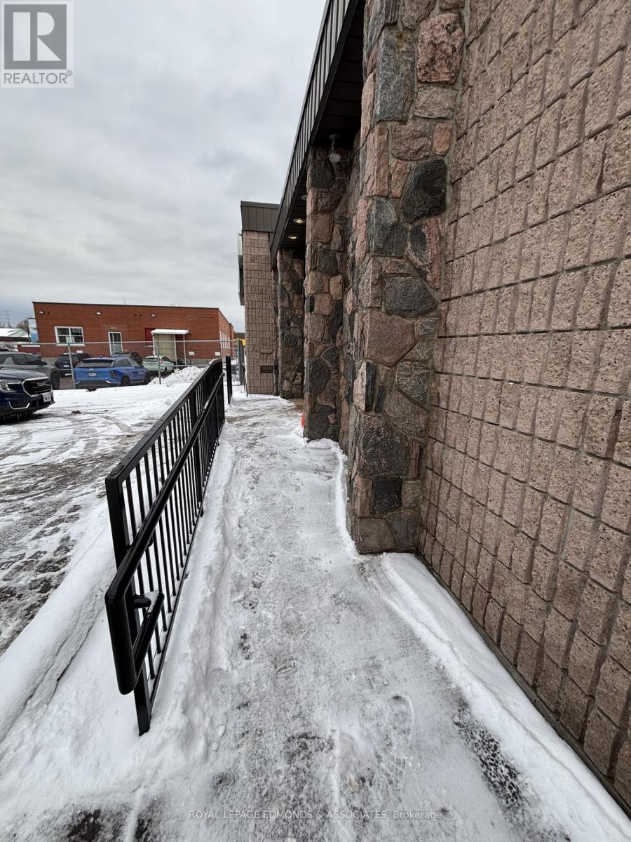 A,b - 270 Lake Street, Pembroke, Ontario  K8A 7Y9 - Photo 3 - X12445715