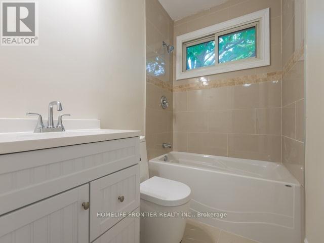 229 Neal Drive, Richmond Hill, Ontario  L4C 3L2 - Photo 8 - N12598852