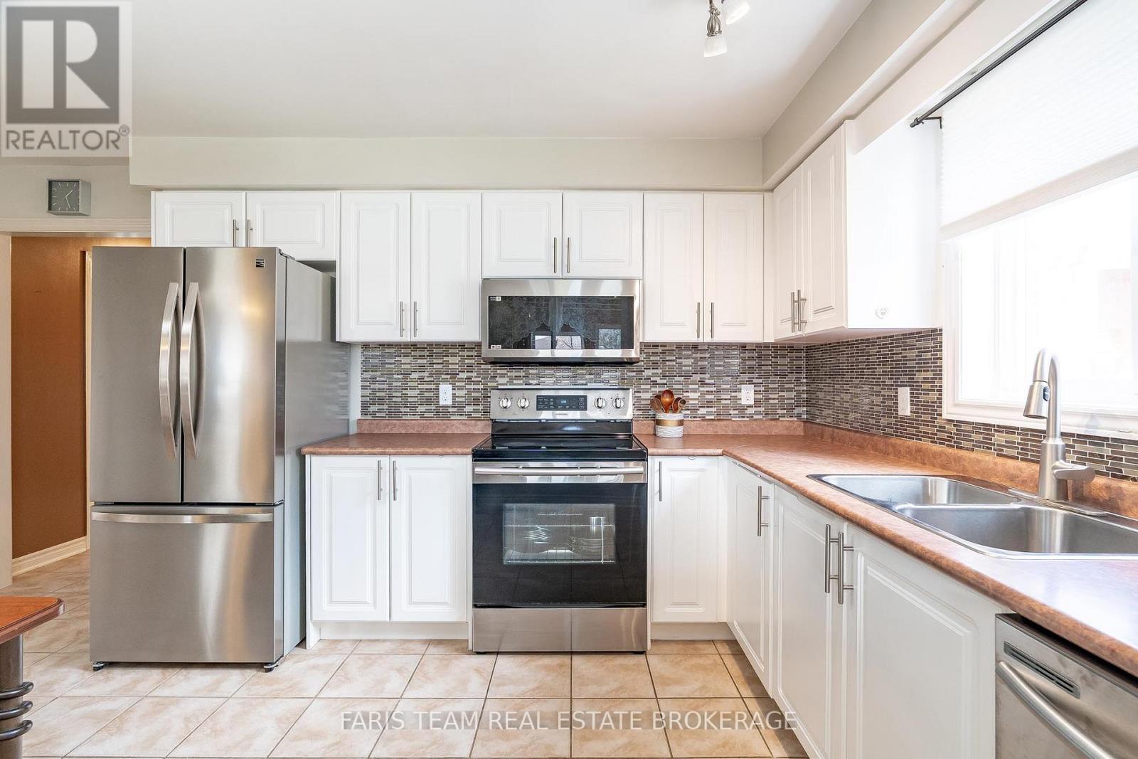 17 Nicole Marie Avenue, Barrie (East Bayfield), Ontario  L4M 6Z1 - Photo 7 - S12598928