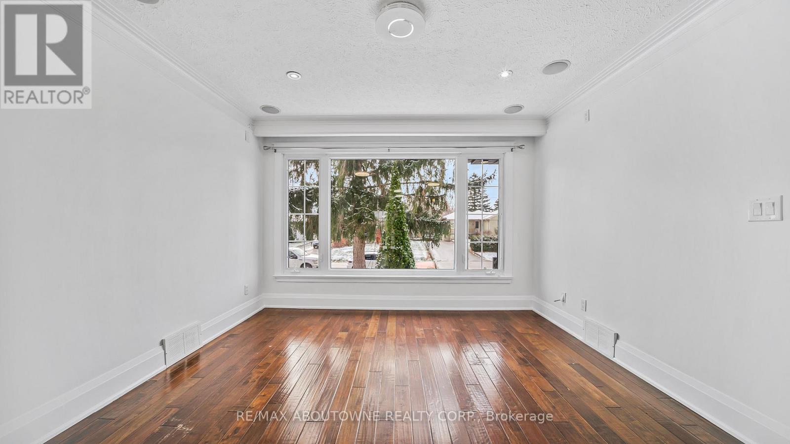 231 Woodale Avenue, Oakville, Ontario  L6K 2N3 - Photo 5 - W12598862