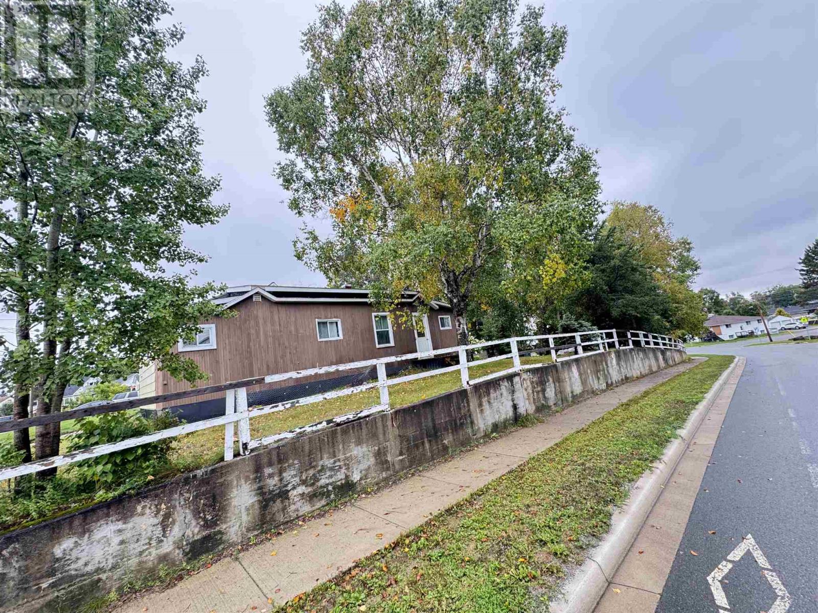 18 Hillcrest Ave, Wawa, Ontario P0S 1K0 - Photo 2 - SM252582