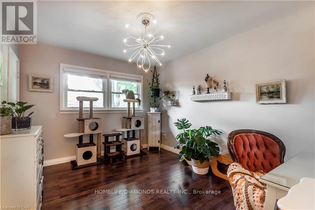 Upper - 107 Ellis Crescent, Waterloo, Ontario  N2J 2C1 - Photo 12 - X12598902