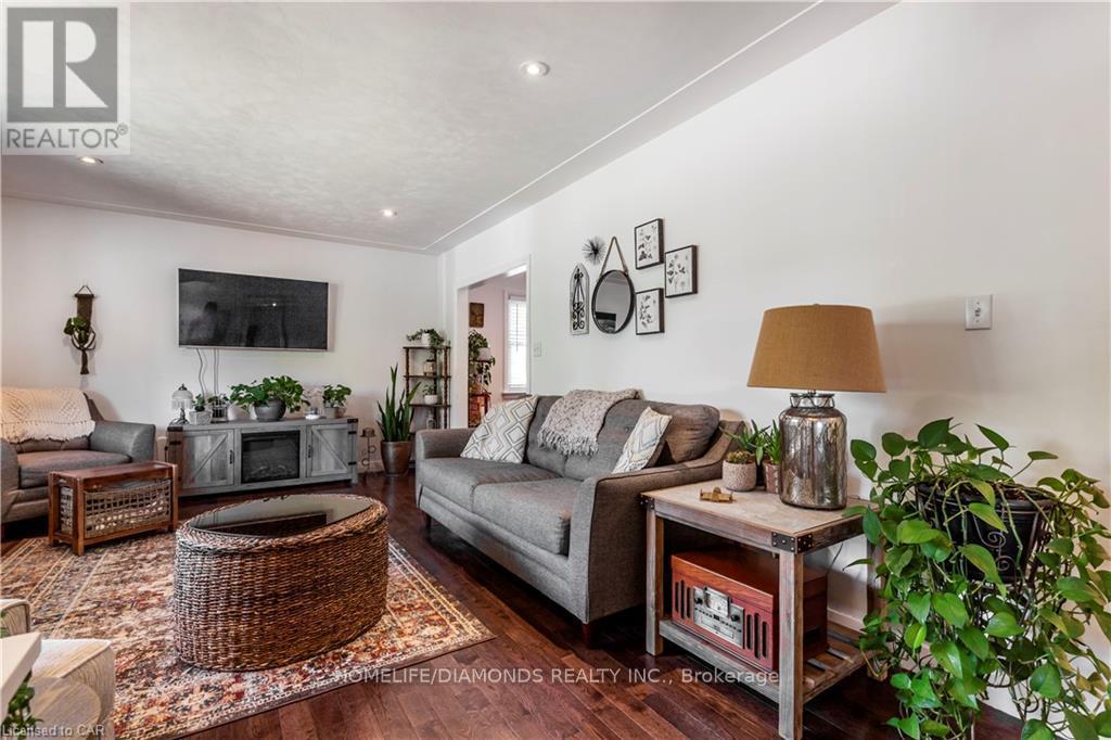 Upper - 107 Ellis Crescent, Waterloo, Ontario  N2J 2C1 - Photo 5 - X12598902