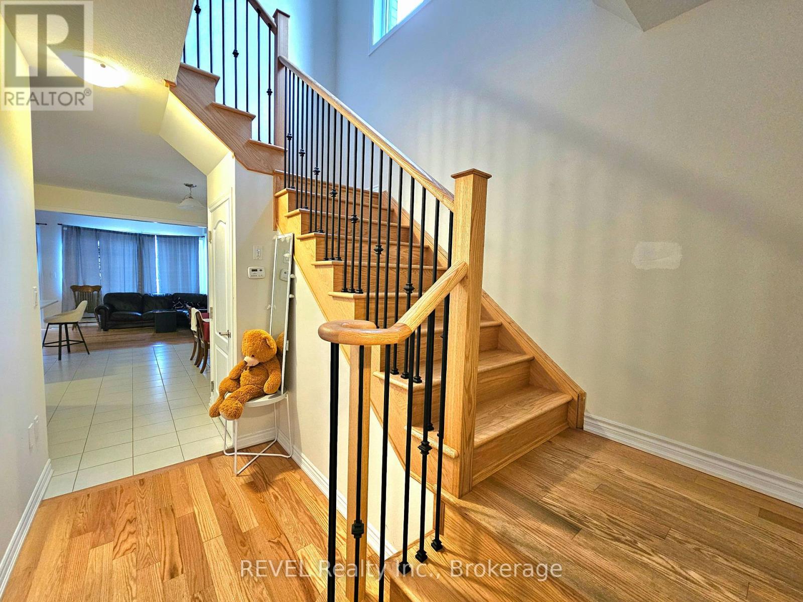 Upper - 16 Concord Drive, Thorold, Ontario  L2V 0K9 - Photo 4 - X12599064