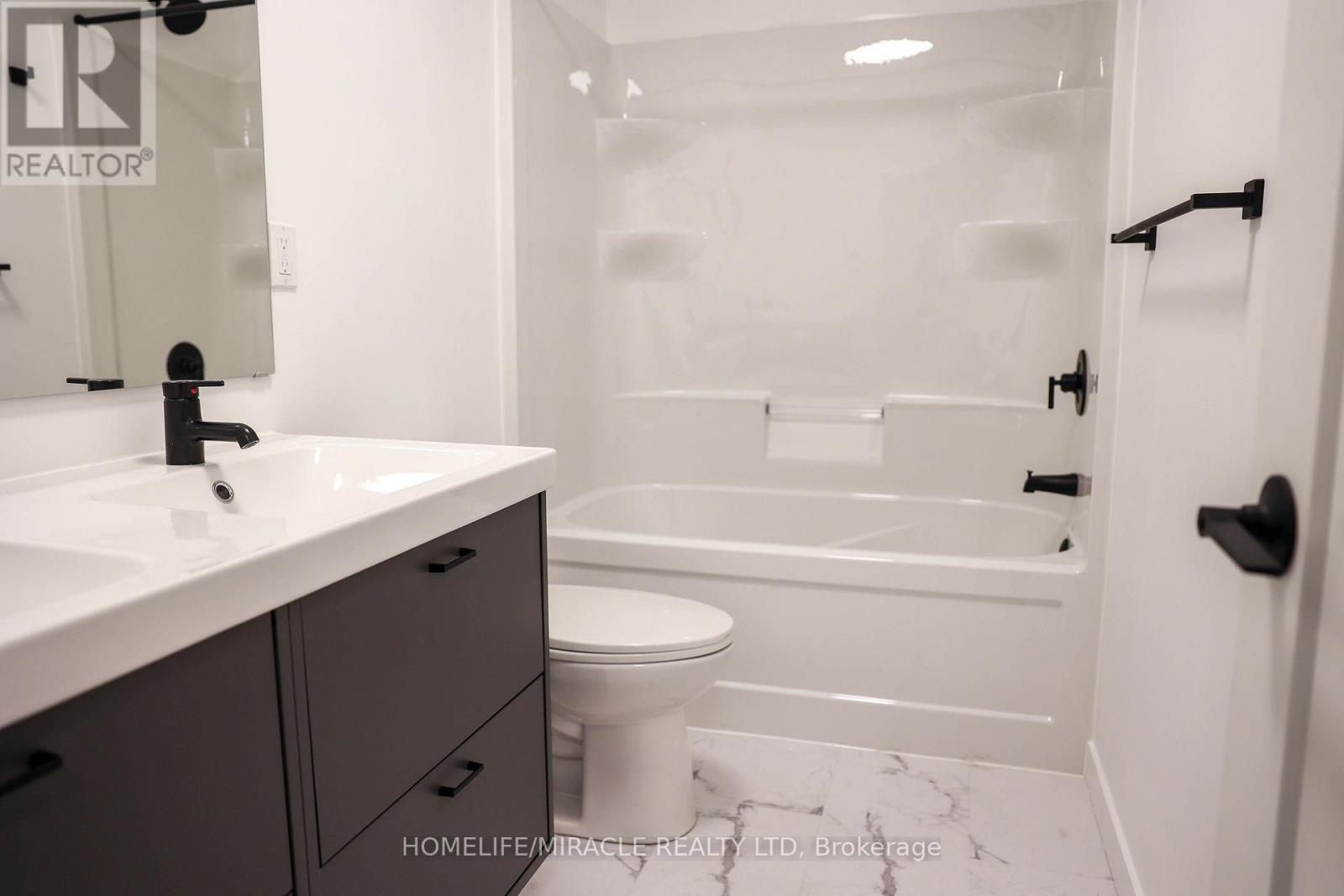 3 - 148 Glenlake Avenue, Toronto, Ontario  M6P 1E7 - Photo 8 - W12598958