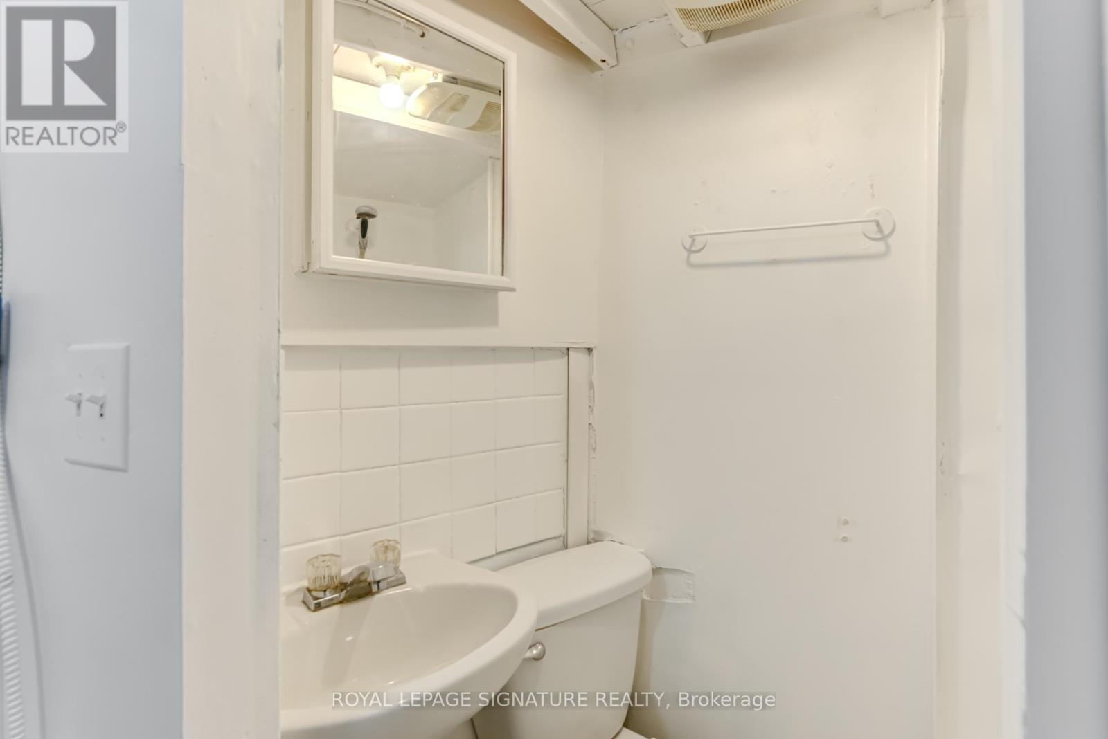 Back - 3042 Dundas Street W, Toronto, Ontario  M6P 1Z5 - Photo 5 - W12598986