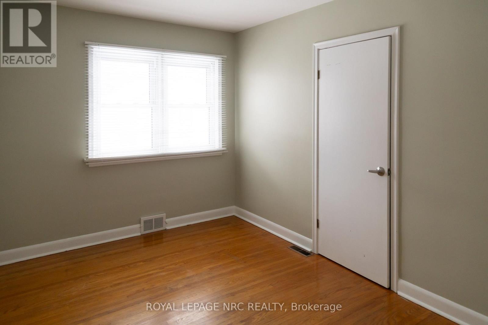 5905 Valley Way, Niagara Falls, Ontario  L2E 1X9 - Photo 7 - X12599228