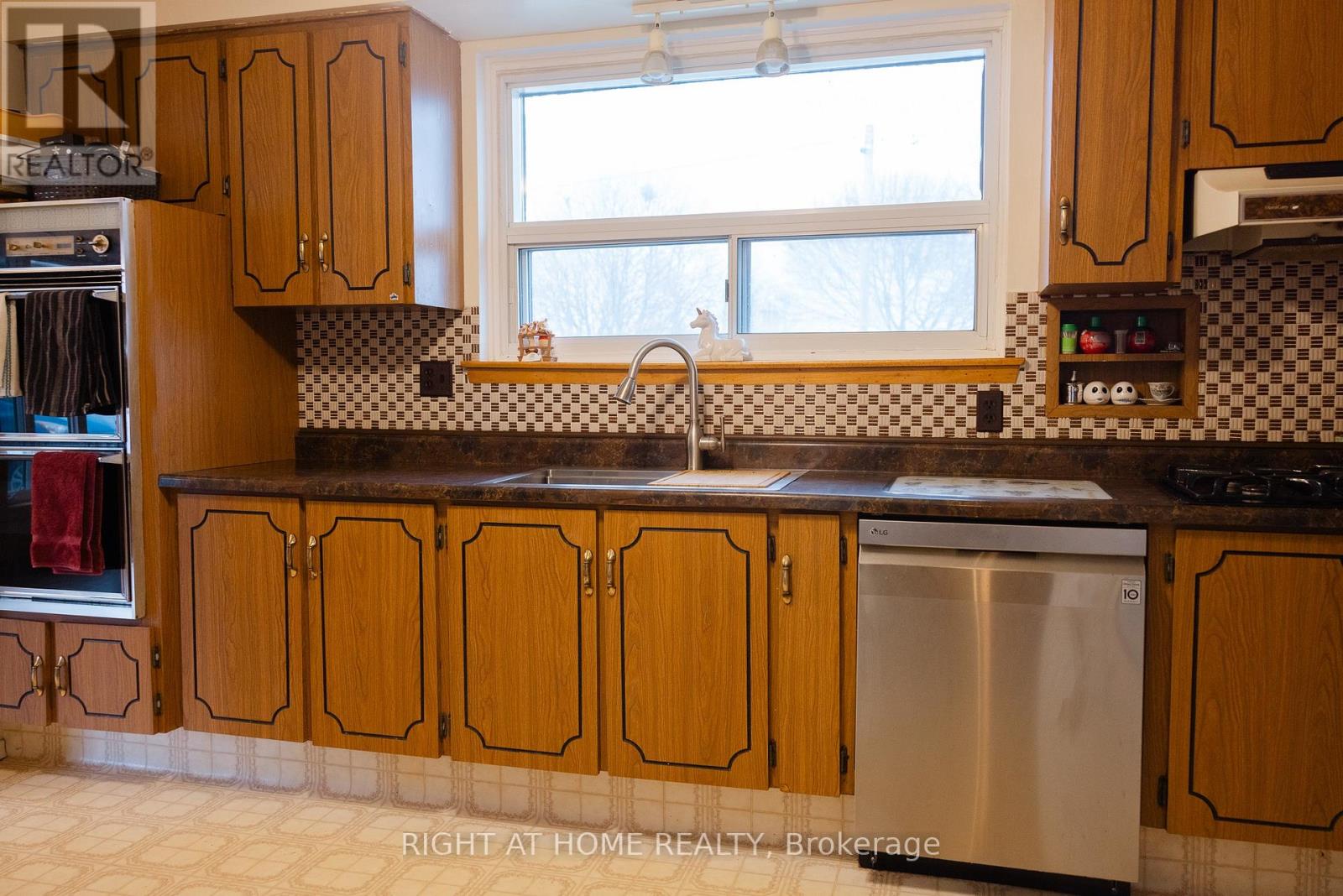 506 Farewell Street, Oshawa, Ontario  L1H 6M5 - Photo 4 - E12593390