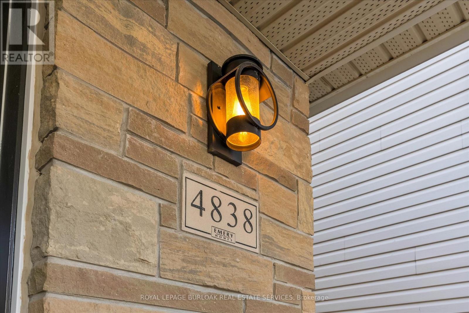 4838 Columbus Drive, Burlington, Ontario L7M 0H3 - Photo 3 - W12599212