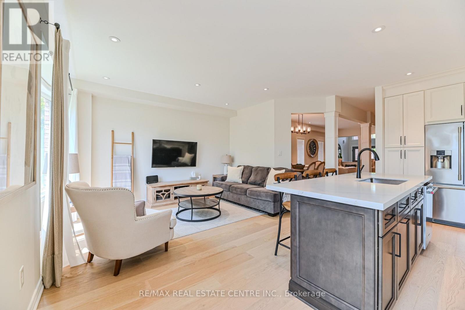 2498 Longridge Crescent, Oakville, Ontario L6H 6S2 - Photo 11 - W12599216