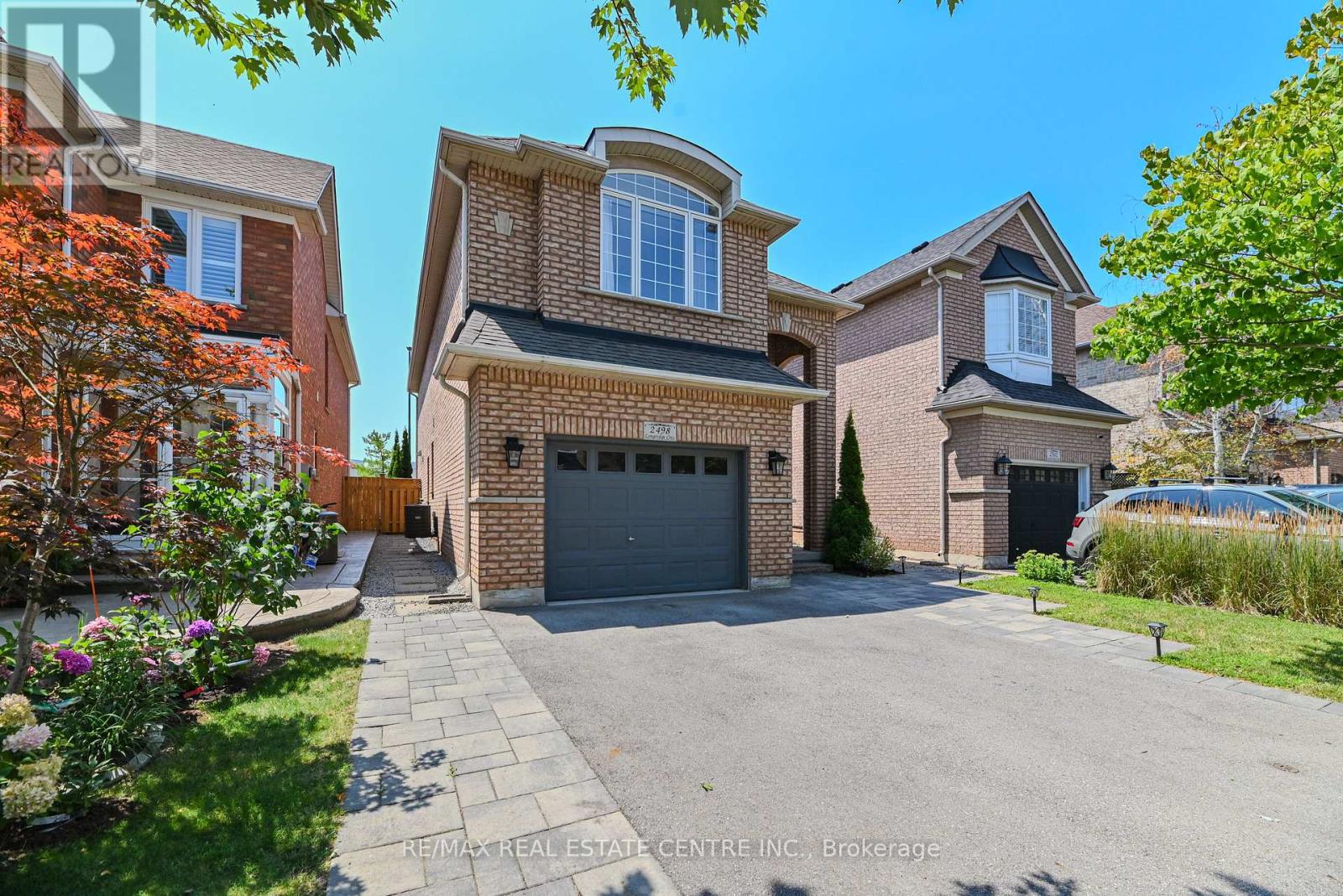 2498 Longridge Crescent, Oakville, Ontario L6H 6S2 - Photo 2 - W12599216