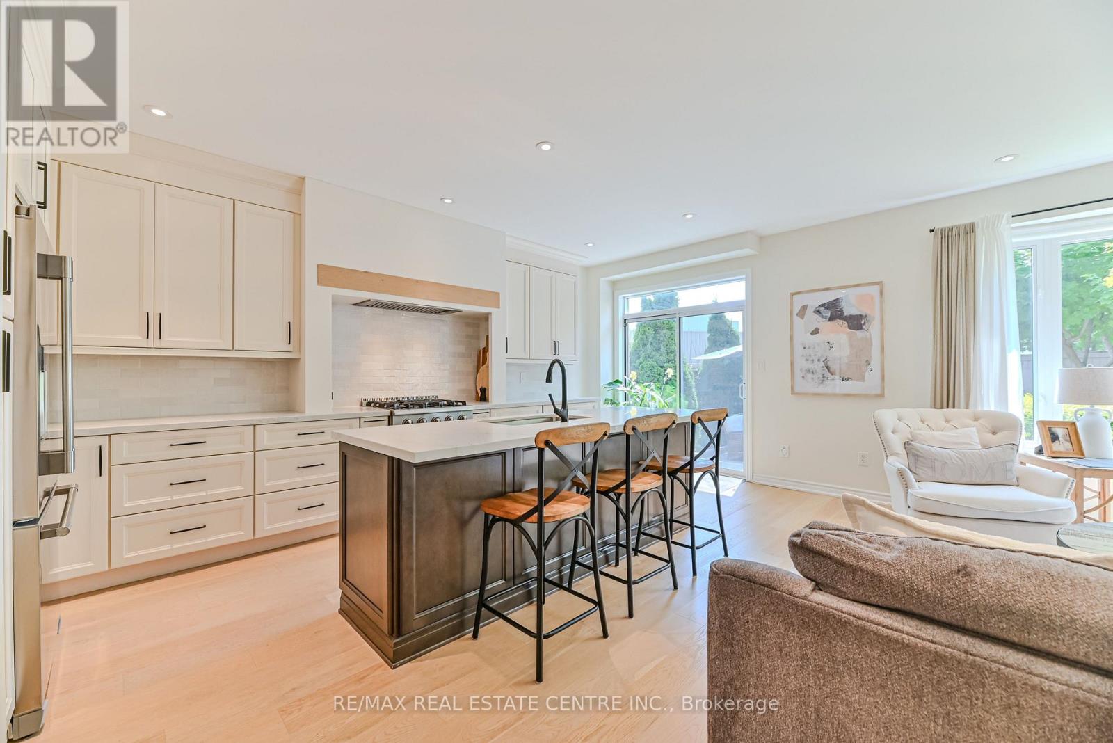 2498 Longridge Crescent, Oakville, Ontario L6H 6S2 - Photo 8 - W12599216